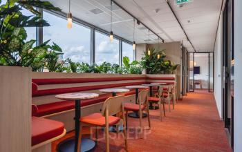 Het interieur van het kantoorpand op Blaak 555 in Rotterdam Centrum, met stijlvolle zitgelegenheden en veel natuurlijke lichtinval, ideaal voor kantoorruimte huren.