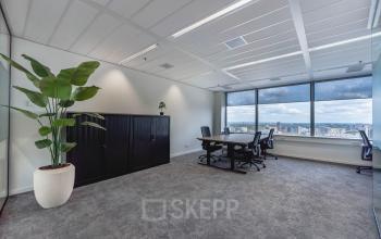Kantoorruimte in Blaak 555, Rotterdam Centrum met ruime indeling, grote ramen voor veel daglicht, enkele bureaus en een plant. Ideaal voor bedrijven die een kantoor willen huren in een centrale locatie.