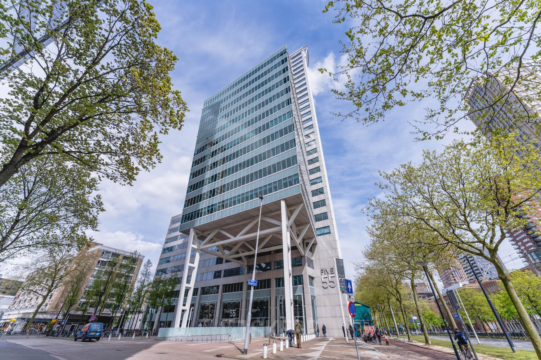 Hoog modern kantoorpand Blaak 555 in Rotterdam Centrum, ideaal voor bedrijven die kantoorruimte willen huren.