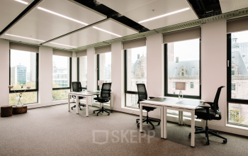 Lichte kantoorruimte op Coolsingel 65 in Rotterdam Centrum, met moderne bureaus en stoelen. Ideaal voor kantoorruimte huren in een zakelijk kantoorpand met prachtig uitzicht.