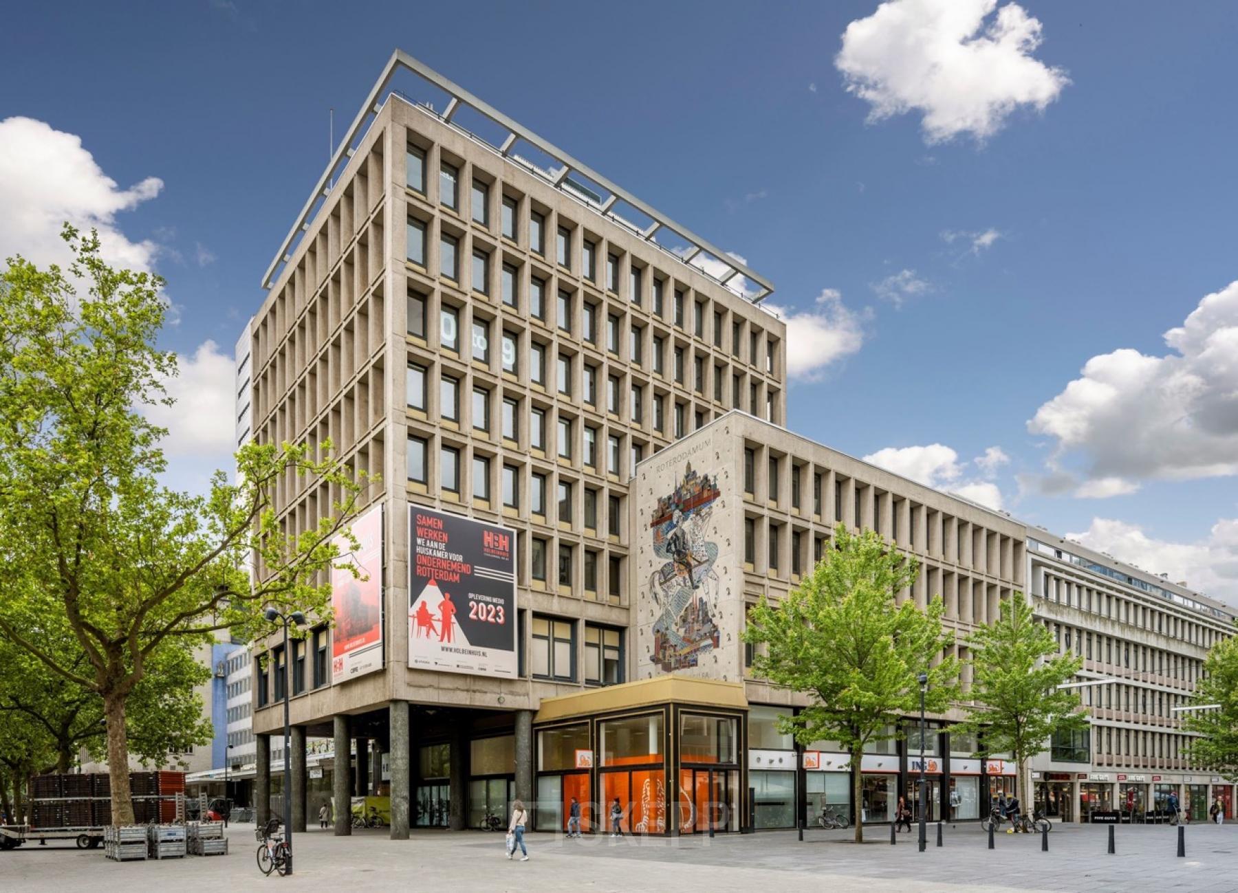 Kantoorpand aan de Coolsingel 65 in Rotterdam Centrum, een modern gebouw met strakke lijnen en grote ramen. Ideaal voor kantoorruimte huren in de dynamische binnenstad.