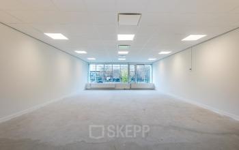 Leeg kantoorpand op Weena 87, Rotterdam Centrum, met grote ramen die veel natuurlijk licht binnenlaten. Ideaal voor kantoorruimte huren met uitzicht op de stad.