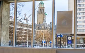 Uitzicht vanuit een kantoorpand aan Weena 87 in Rotterdam Centrum, met in beeld een stadsgezicht inclusief historische architectuur en moderne bouwprojecten. Ideaal voor wie kantoorruimte wil huren met inspirerende omgeving.