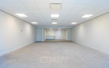 Leeg kantoorpand gelegen op Weena 87 in het centrum van Rotterdam, met een nette afwerking en een kitchenette aan de achterzijde. Ideaal voor bedrijven op zoek naar kantoorruimte huren.