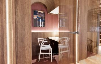 Moderne open werkruimte in kantoorpand op Coolsingel 139, Rotterdam Centrum, met stijlvolle houten wanden en designstoel. Ideaal voor kantoorruimte huren in een gastvrije en professionele omgeving.