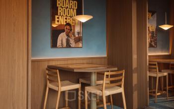 Kantoorruimte huren op Coolsingel 139, Rotterdam Centrum met houten meubels en blauwe accentmuur in een warme sfeer.
