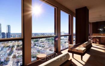 Licht kantoorpand op Coolsingel 139, Rotterdam Centrum met panoramisch uitzicht. Moderne zithoeken en lange ramen bieden een dynamische werkomgeving waar je kunt huren. Ideaal voor creatieve professionals en bedrijven.