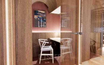 Kantoor op Coolsingel 139 in Rotterdam Centrum met houten wanden en stijlvolle stoel. Perfecte plek voor kantoorruimte huren met intieme werkplekken en moderne uitstraling.