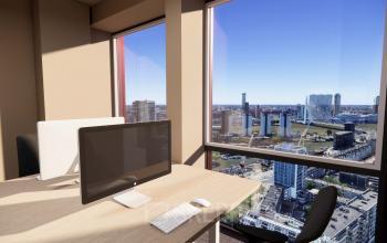Kantoorruimte huren op Coolsingel 139, Rotterdam Centrum, met uitzicht over de skyline vanuit een modern ingerichte werkplek met computer. Ideaal voor productief werken in het bruisende hart van de stad.