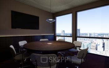 Vergaderruimte in kantoorpand op Coolsingel 139, Rotterdam Centrum, met grote tafel en stoelen, uitzicht op de stad. Ideaal voor kantoorruimte huren.