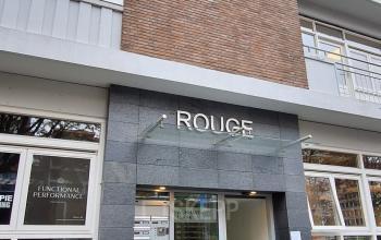 Buitenkant van een kantoorpand op Wijnhaven 76 in Rotterdam Centrum, ideaal voor bedrijven die kantoorruimte willen huren.