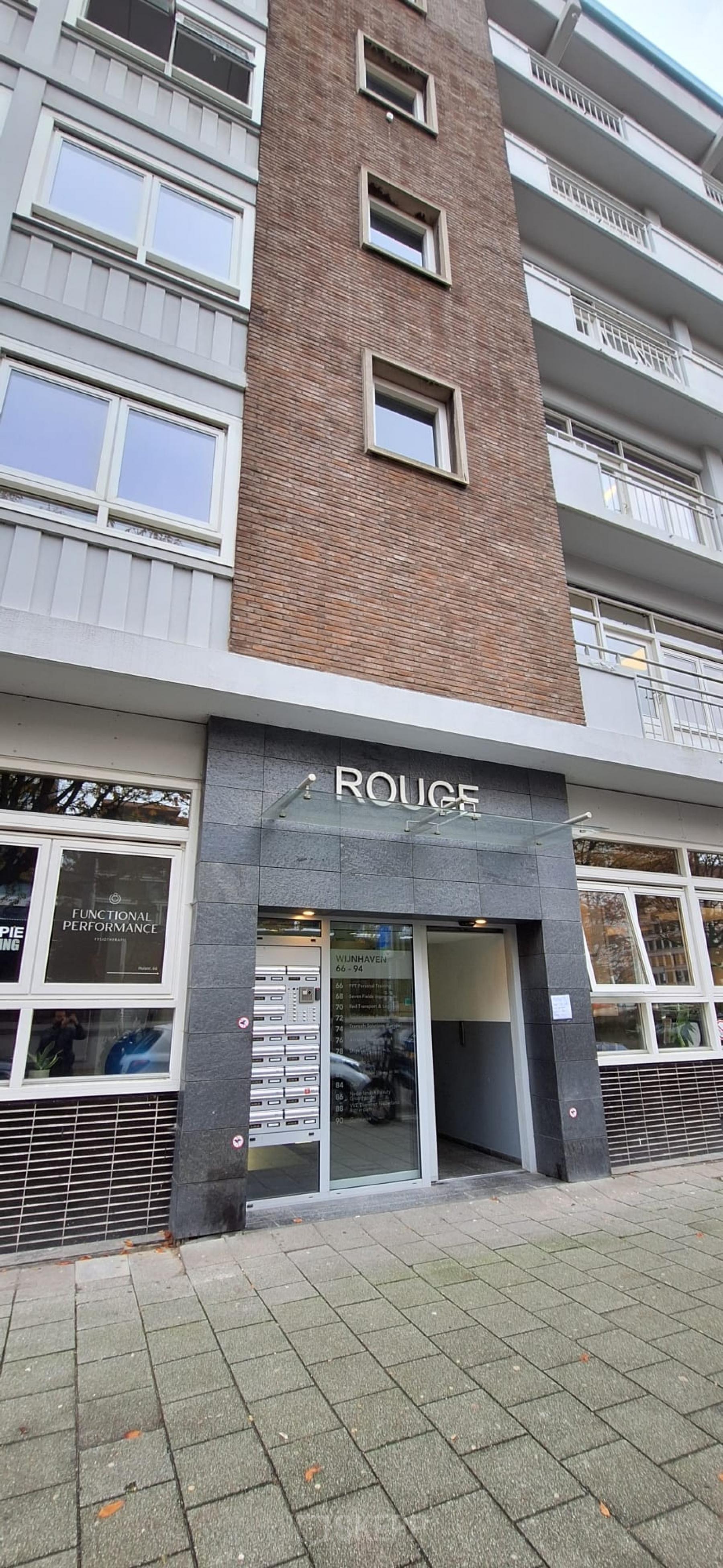 Buitenkant van een kantoorpand op Wijnhaven 76 in Rotterdam Centrum, ideaal voor bedrijven die kantoorruimte willen huren.