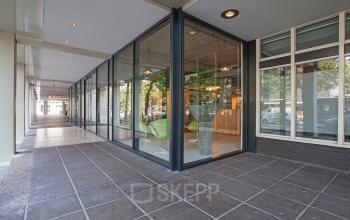 Moderne kantoorruimte met glazen wanden en stijlvolle inrichting op Westblaak 92 in Rotterdam Centrum, klaar voor verhuur.