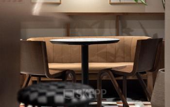 Sfeervol ingerichte kantoorruimte met moderne meubels en kunst aan de muren op Stadhuisplein 9-23, Rotterdam Centrum. Ideaal voor het huren van een kantoorpand.