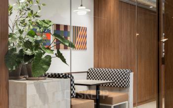 Moderne kantoorruimte in kleurrijk kantoorpand, Stadhuisplein 9-23 in Rotterdam Centrum, met stijlvolle zitjes en levendige kunstwerken voor een inspirerende werkplek. Ideaal voor bedrijven die een kantoor willen huren.