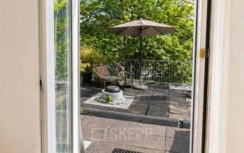 Kantoorruimte met toegang tot een ruim terras op Mauritsweg 33 A01, Rotterdam Centrum. Ideaal voor bedrijven die kantoren willen huren met buitenruimte. Grote ramen laten veel natuurlijk licht binnen.