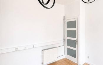 Licht kantoorpand op Mauritsweg 33 A01 in Rotterdam Centrum, met moderne hanglampen en houten vloer. Ideale plek voor kantoorruimte huren zonder meubels.