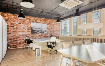 Moderne kantoorruimte in kantoorpand aan Veerhaven 7, Rotterdam Centrum met bakstenen muur en grote ramen. Ideaal om te huren voor een inspirerende werkplek.