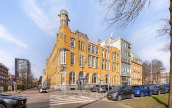 Historisch kantoorpand op Veerhaven 7, Rotterdam Centrum. Geschikt voor kantoorruimte huren, met uitzicht op de straat en klassieke architectuur. Ideale locatie voor ondernemers die kantoren willen huren in een karakteristiek gebouw.