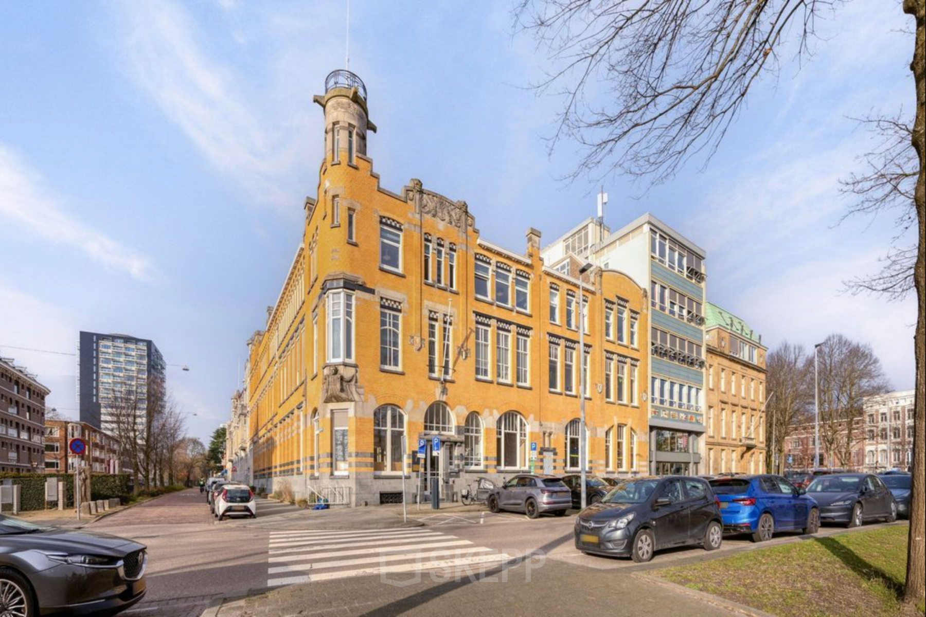 Historisch kantoorpand op Veerhaven 7, Rotterdam Centrum. Geschikt voor kantoorruimte huren, met uitzicht op de straat en klassieke architectuur. Ideale locatie voor ondernemers die kantoren willen huren in een karakteristiek gebouw.
