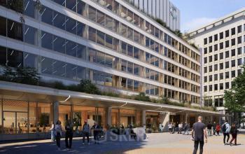 Coolsingel 75 in Rotterdam Centrum toont een modern kantoorpand met ruime glazen gevels en bedrijvigheid op het plein ervoor. Ideaal voor wie kantoorruimte wil huren in het hart van de stad.