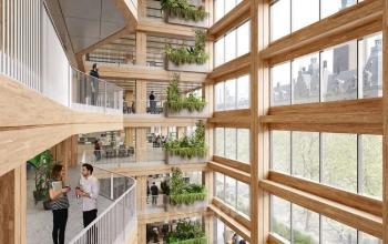 Interieur van een licht, modern kantoorpand op Coolsingel 75, Rotterdam Centrum, met meerdere verdiepingen, veel ramen, houten accenten en natuurlijke elementen. Mensen zijn bezig met zakelijke gesprekken.
