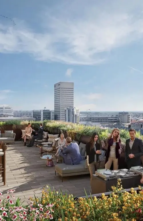 Gezellige dakterras op Coolsingel 75 in Rotterdam Centrum waar mensen werken en netwerken met uitzicht op de stad.