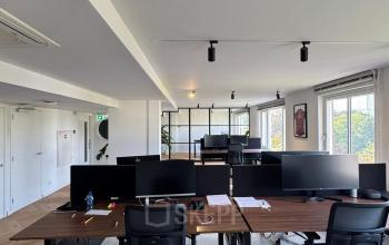 Ruime kantoorruimte aan Westplein 12 in Rotterdam Centrum met moderne bureaus en stoelen, klaar voor gebruik. Ideaal voor wie kantoorruimte wil huren en direct aan de slag wil.
