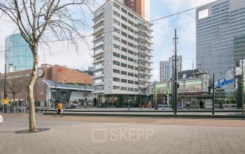 Buitenkant van het kantoorpand aan Coolsingel 104 in Rotterdam Centrum met moderne architectuur en zicht op omliggende gebouwen.