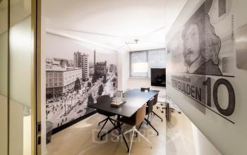 Vergaderruimte in kantoorpand op Coolsingel 104, Rotterdam Centrum met historische zwart-wit muurprint en vergadertafel.