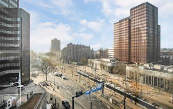 Uitzicht op de Coolsingel 104 in Rotterdam Centrum met kantoren en stadsverkeer.