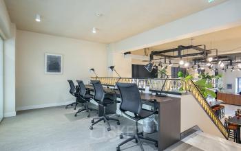 Moderne kantoorruimte op Coolsingel 104 in Rotterdam Centrum, ingericht met bureaus en stoelen. Ruimte biedt een professional setting voor werkactiviteiten en kantoorruimte huren.