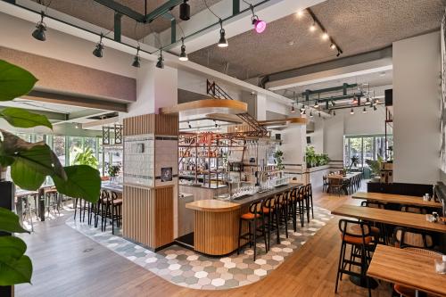 Kantoor huren op Coolsingel 104 in Rotterdam Centrum, modern ingericht met houten vloeren, hoge ramen en een bar, ideaal voor zakelijke bijeenkomsten.