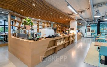 Hedendaags kantoor aan Westblaak 180, Rotterdam Centrum met een moderne pantry en werkruimtes voor zakelijke ontmoetingen en flexibele werkplekken.