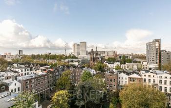 Panoramisch uitzicht over Rotterdam Centrum met diverse gebouwen en groen, gezien vanaf Westblaak 180.