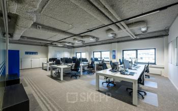 Kantoorruimte huren in Rotterdam Centrum aan Westblaak 180 met open vloerplan en werkruimtes, voorzien van bureaus en stoelen.