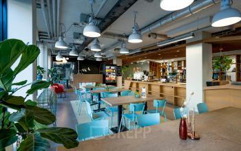 Gezellige kantoorruimte huren in Rotterdam Centrum op Westblaak 180. Ruimte met moderne zitplaatsen en verlichting, geschikt voor veelzijdig gebruik in een kantooromgeving.