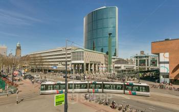 buitenzijde kantoorgebouw centrum rotterdam tram kantoorruimte beschikbaar