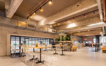 Interieur van het kantoorpand op Beursplein 37, Rotterdam Centrum met moderne industriële inrichting en meerdere zitplaatsen.