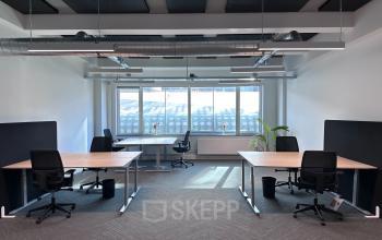 Kantoorruimte huren op Beursplein 37, Rotterdam Centrum, met vier werkplekken, bureaus en stoelen, en grote ramen voor veel daglicht.