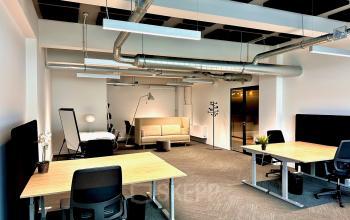 Interieur van een modern kantoorpand aan Beursplein 37, Rotterdam Centrum, met meerdere werkplekken en een zithoek. Kantoorruimte huren met veel daglicht en comfortabele voorzieningen.