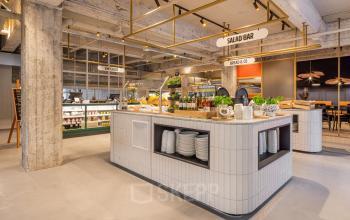 Moderne pantry met salad bar en broodsectie in kantoorpand aan Beursplein 37, Rotterdam Centrum.