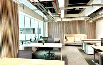 Moderne kantoorruimte huren op Beursplein 37 in het centrum van Rotterdam met houten wandpanelen, meerdere werkplekken, en grote ramen.