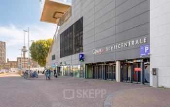Kantoorpand op Lloydstraat 21 B in Rotterdam Delfshaven met ingang naar parkeergarage en nabijgelegen fietsenstalling.