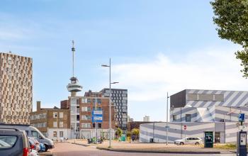 Uitzicht op de Lloydstraat in Rotterdam Delfshaven met kantoorgebouwen en de iconische Euromast op de achtergrond.