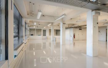 Ruime, open kantoorruimte op Lloydstraat 21 B, Rotterdam Delfshaven. Grote ramen en heldere verlichting maken deze kantoren aantrekkelijk voor diverse werkzaamheden en bieden veel potentieel voor kantoorruimte huren.