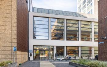 Vooraanzicht van een modern kantoorpand op Lloydstraat 21 B in Rotterdam Delfshaven, geschikt voor bedrijven die kantoorruimte willen huren.