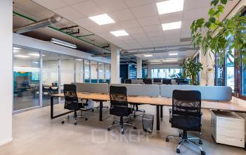 Moderne kantoorruimte huren op Kratonkade 7 - 27 in Rotterdam Delfshaven, met ruime bureaus en comfortabele stoelen, ideaal voor productief werken.