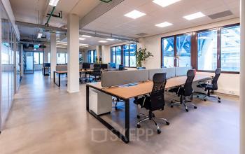 Moderne kantoorruimte huren op Kratonkade 7-27 in Rotterdam Delfshaven, met ruime bureaus, ergonomische stoelen en voldoende natuurlijk licht.