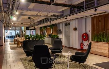 Moderne kantoorruimte huren op Van Nelleweg 1, Rotterdam Delfshaven met comfortabele zitplaatsen en veel groen.